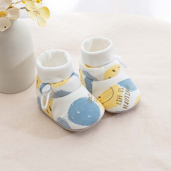 Kūdikio bateliai su minkšta padu, viršus iš medvilnės, vidpadis iš audinio, siūta padas, sagties užsegimas