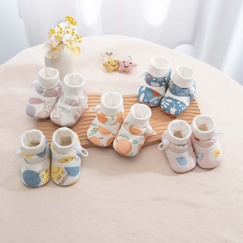 Kūdikio bateliai su minkšta padu, viršus iš medvilnės, vidpadis iš audinio, siūta padas, sagties užsegimas