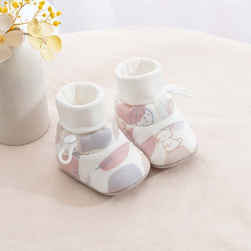 Kūdikio bateliai su minkšta padu, viršus iš medvilnės, vidpadis iš audinio, siūta padas, sagties užsegimas