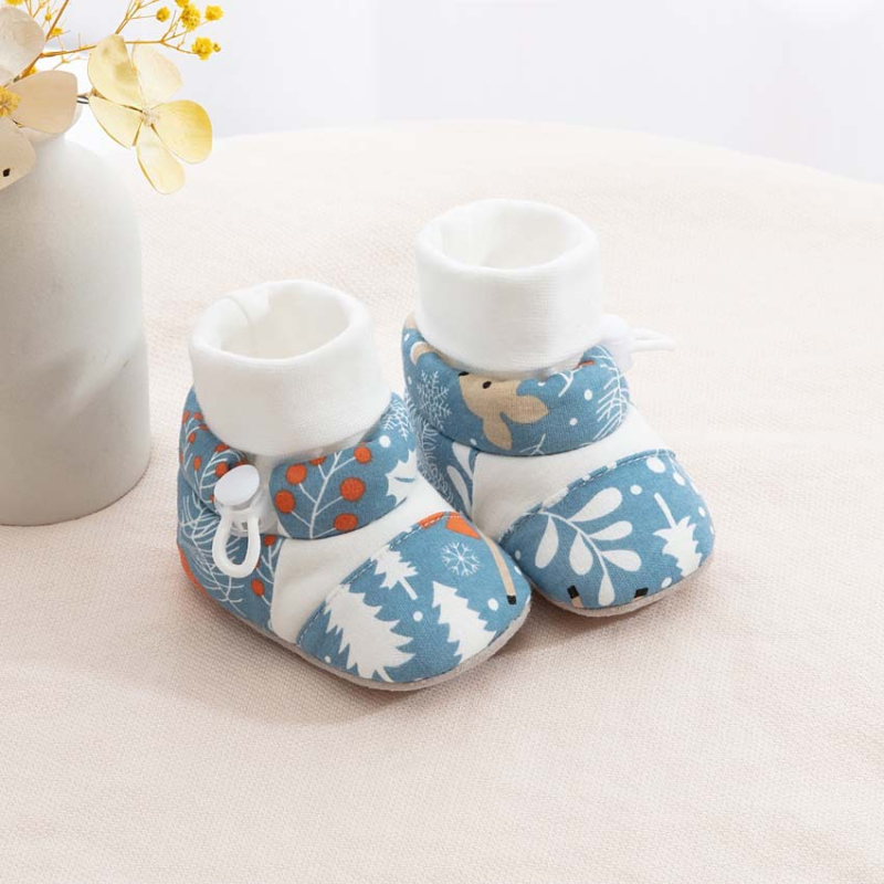 Kūdikio bateliai su minkšta padu, viršus iš medvilnės, vidpadis iš audinio, siūta padas, sagties užsegimas