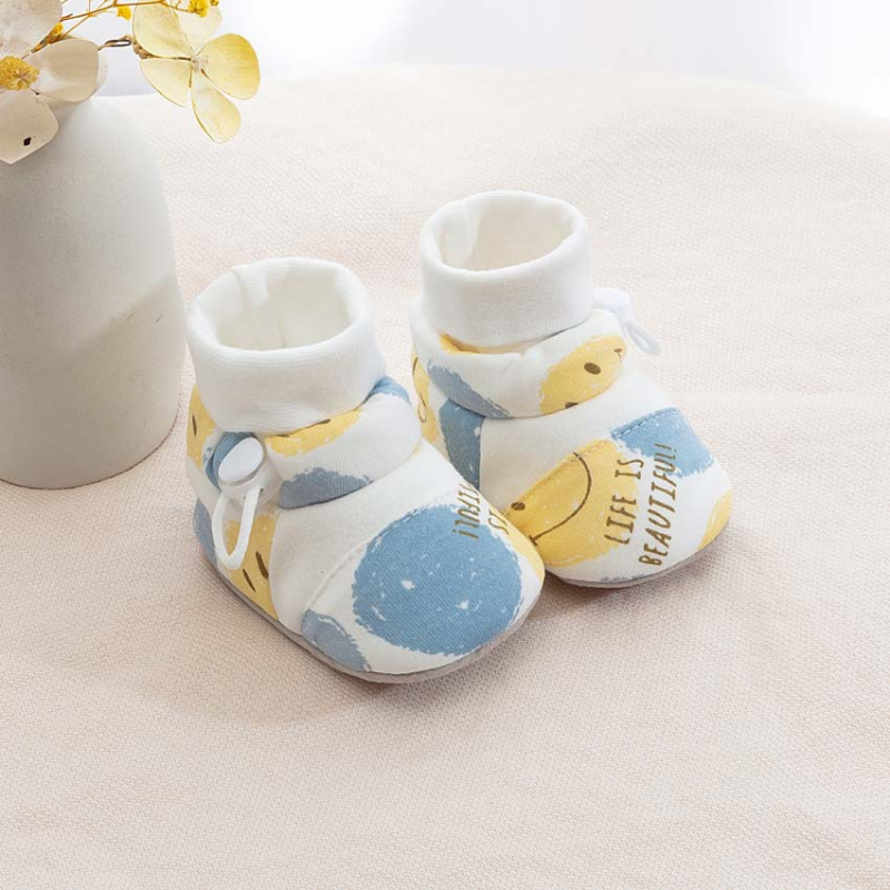 Kūdikio bateliai su minkšta padu, viršus iš medvilnės, vidpadis iš audinio, siūta padas, sagties užsegimas