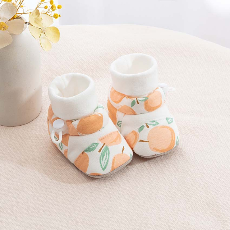 Kūdikio bateliai su minkšta padu, viršus iš medvilnės, vidpadis iš audinio, siūta padas, sagties užsegimas