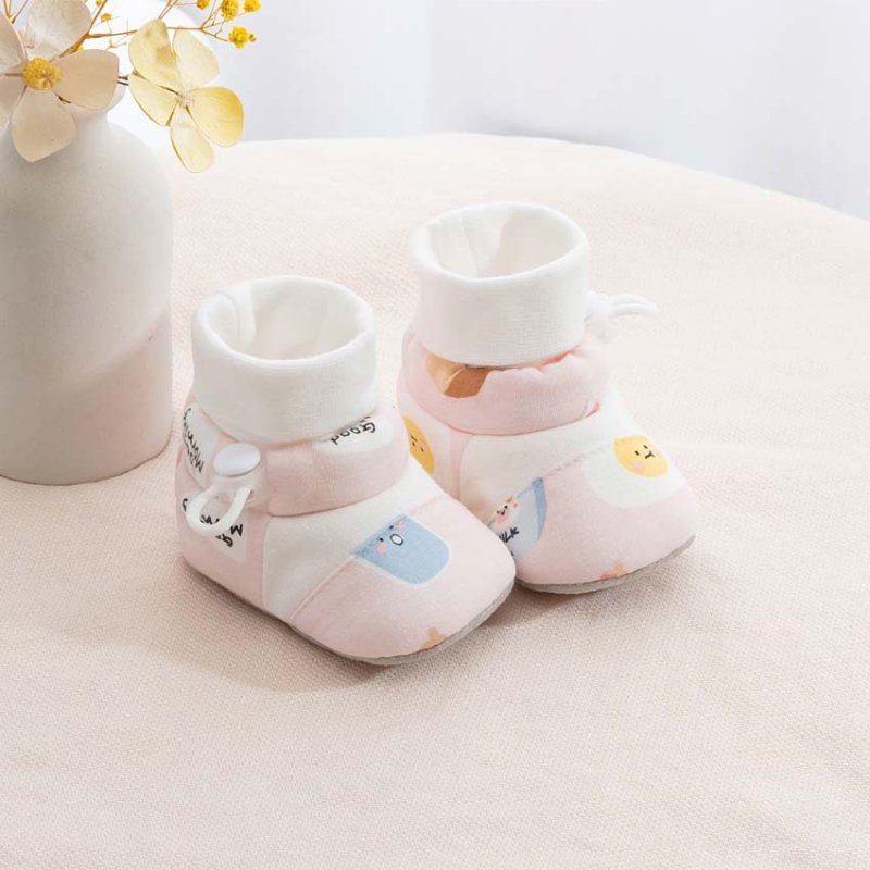 Kūdikio bateliai su minkšta padu, viršus iš medvilnės, vidpadis iš audinio, siūta padas, sagties užsegimas