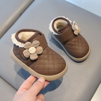 Ziemas bērnu zābaki 12–36 mēnešiem — neslīdoša mīksta zole, minimālistisks multfilmas stils, augšdaļa no mākslīgās ādas/plastikas, aizvērums ar rotējošu pogu