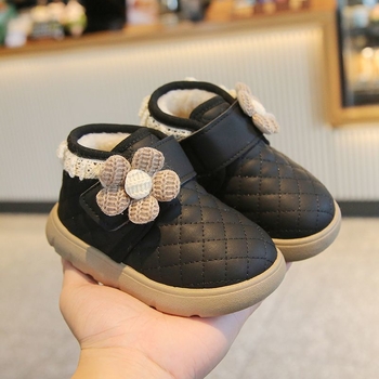 Ziemas bērnu zābaki 12–36 mēnešiem — neslīdoša mīksta zole, minimālistisks multfilmas stils, augšdaļa no mākslīgās ādas/plastikas, aizvērums ar rotējošu pogu