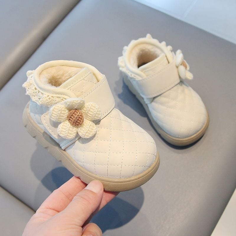 Ziemas bērnu zābaki 12–36 mēnešiem — neslīdoša mīksta zole, minimālistisks multfilmas stils, augšdaļa no mākslīgās ādas/plastikas, aizvērums ar rotējošu pogu