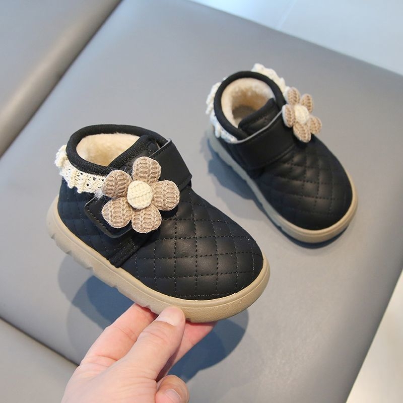 Ziemas bērnu zābaki 12–36 mēnešiem — neslīdoša mīksta zole, minimālistisks multfilmas stils, augšdaļa no mākslīgās ādas/plastikas, aizvērums ar rotējošu pogu