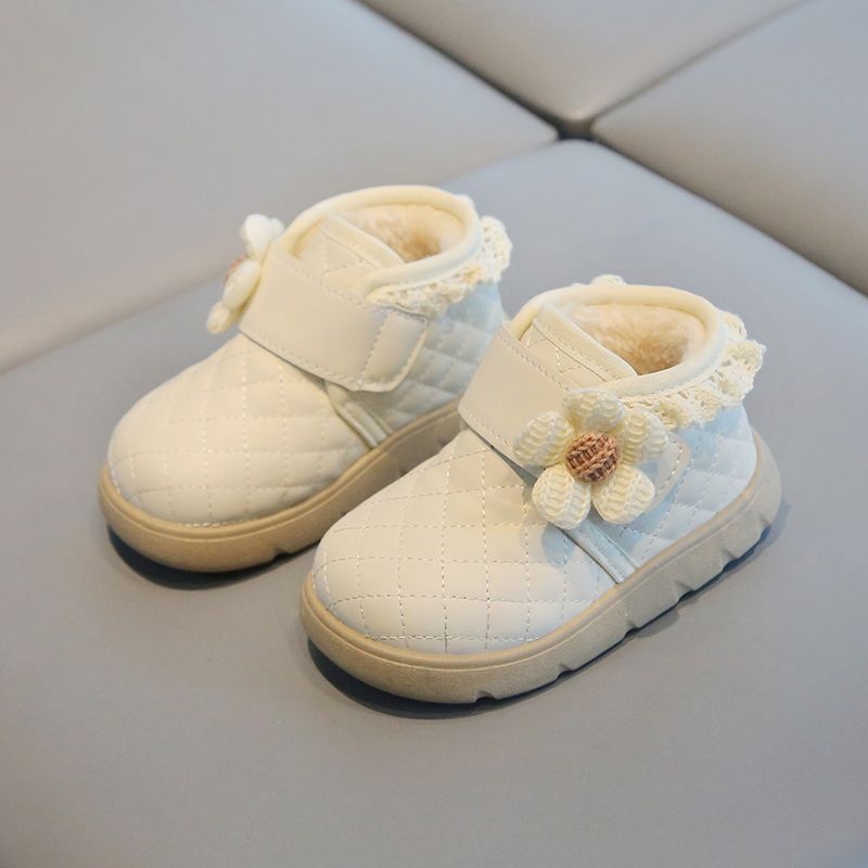 Ziemas bērnu zābaki 12–36 mēnešiem — neslīdoša mīksta zole, minimālistisks multfilmas stils, augšdaļa no mākslīgās ādas/plastikas, aizvērums ar rotējošu pogu