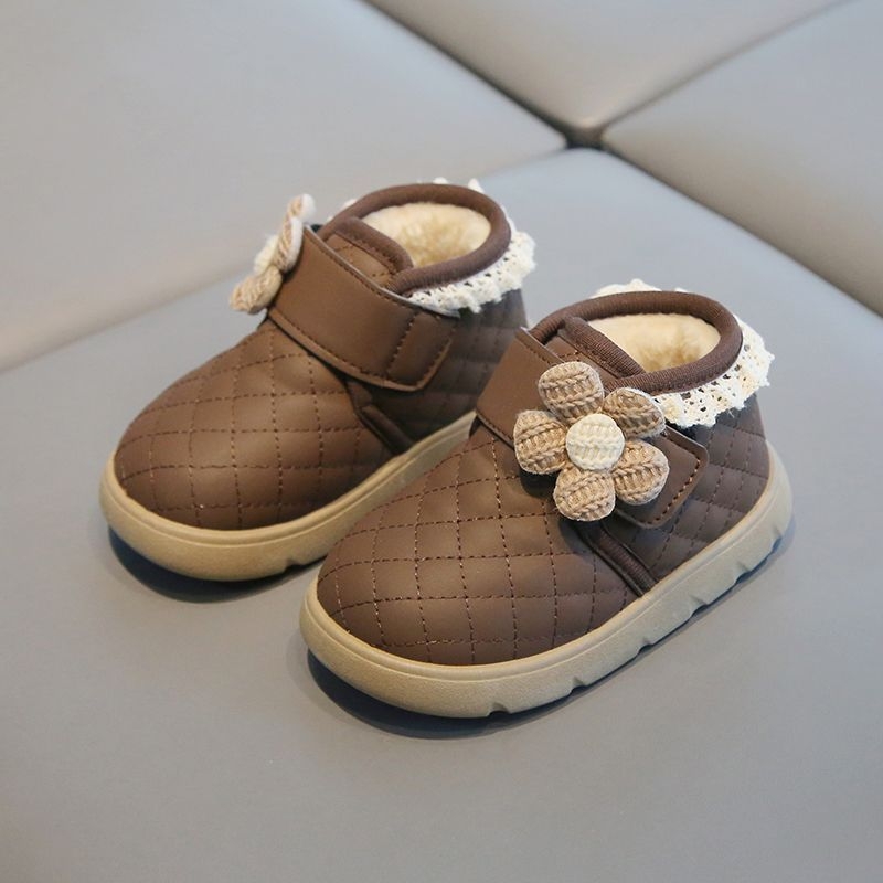Ziemas bērnu zābaki 12–36 mēnešiem — neslīdoša mīksta zole, minimālistisks multfilmas stils, augšdaļa no mākslīgās ādas/plastikas, aizvērums ar rotējošu pogu