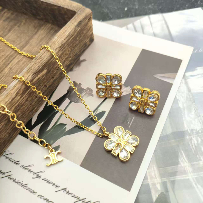 Σκουλαρίκια: επιχρυσωμένα με πραγματικό χρυσό; βύσματα αυτιού από 18k χρυσό; Rococo στυλ; κυκλοφορία φθινοπώρου 2025; λογοτεχνικό ρετρό