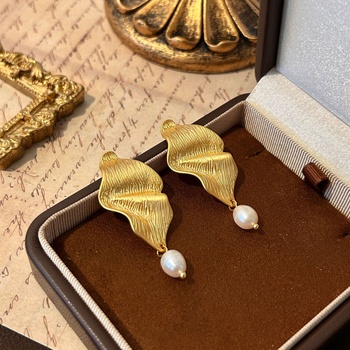 Cercei – Geometrice, Baroc și plisate, cu perle de apă dulce, cupru electroplacat și posturi din argint 925