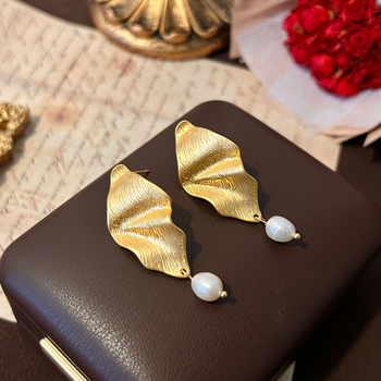 Cercei – Geometrice, Baroc și plisate, cu perle de apă dulce, cupru electroplacat și posturi din argint 925