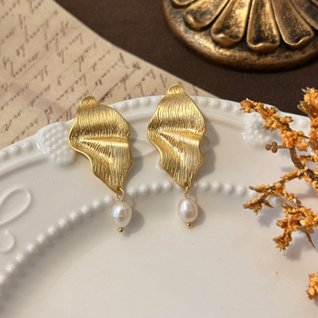 Cercei – Geometrice, Baroc și plisate, cu perle de apă dulce, cupru electroplacat și posturi din argint 925