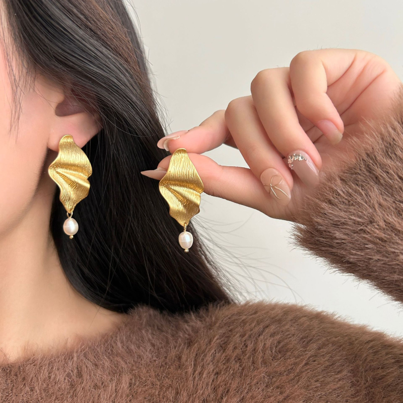 Cercei – Geometrice, Baroc și plisate, cu perle de apă dulce, cupru electroplacat și posturi din argint 925