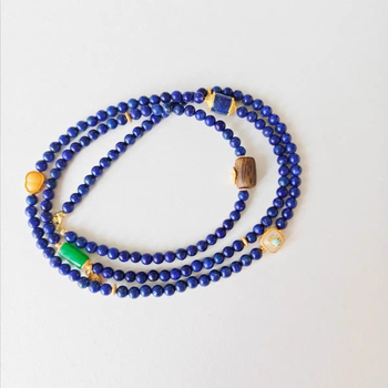 Colier lung din lazurit natural, cu pandantiv în formă de dovleac din ceară de albine și mărgele din lemn de agar, lucrat manual, lanț cu mai multe bucle în stil chinezesc