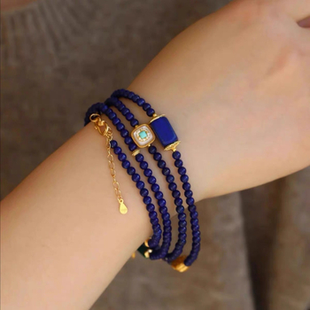 Colier lung din lazurit natural, cu pandantiv în formă de dovleac din ceară de albine și mărgele din lemn de agar, lucrat manual, lanț cu mai multe bucle în stil chinezesc