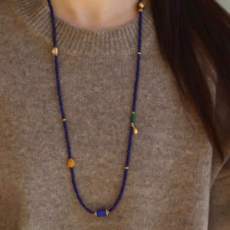 Colier lung din lazurit natural, cu pandantiv în formă de dovleac din ceară de albine și mărgele din lemn de agar, lucrat manual, lanț cu mai multe bucle în stil chinezesc