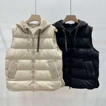Ženska down vest s kapuljom i patchworkom od perlica i šavova lančane — punilo od gusjeg perja, kašmir 86–90%, glavni materijal: akrilno vlakno, bez rukava, zatvarač