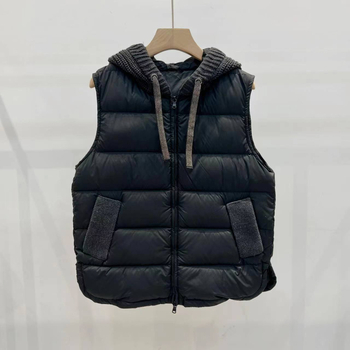 Ženska down vest s kapuljom i patchworkom od perlica i šavova lančane — punilo od gusjeg perja, kašmir 86–90%, glavni materijal: akrilno vlakno, bez rukava, zatvarač