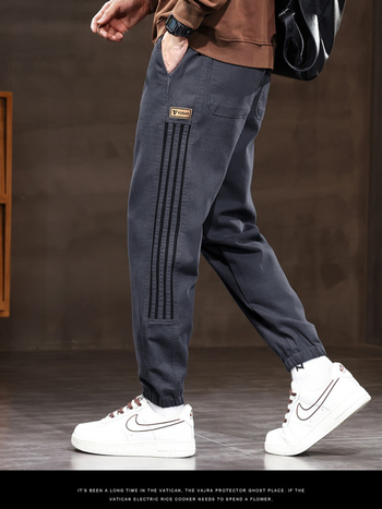 Muške traperice s fleis podstavom, opuštenog kroja, do gležnja, srednji pojas, vezanje šnrom.