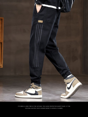 Muške traperice s fleis podstavom, opuštenog kroja, do gležnja, srednji pojas, vezanje šnrom.