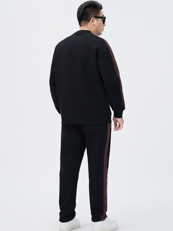 Мъжки спортен комплект: пуловер с бродерия и панталони, кръгло деколте, дълги ръкави; полиестер-памук-еластан смес; есен 2025.