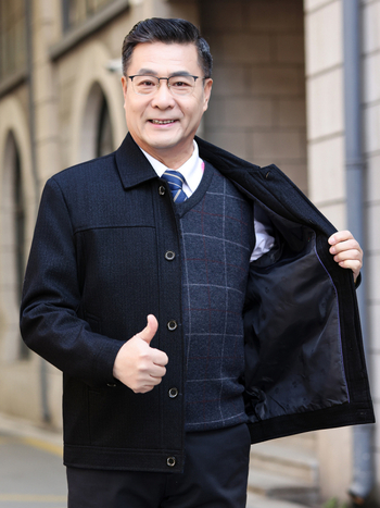 Vyrinė vidutinio ilgio striukė su apykakle-lapelė, sagų užsegimas, ilgos rankovės, visų sezonų poliesteris