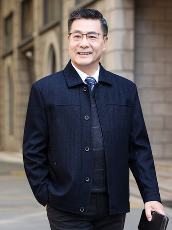 Vyrinė vidutinio ilgio striukė su apykakle-lapelė, sagų užsegimas, ilgos rankovės, visų sezonų poliesteris