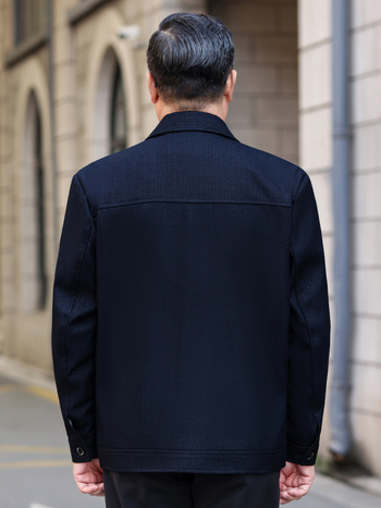 Vyrinė vidutinio ilgio striukė su apykakle-lapelė, sagų užsegimas, ilgos rankovės, visų sezonų poliesteris