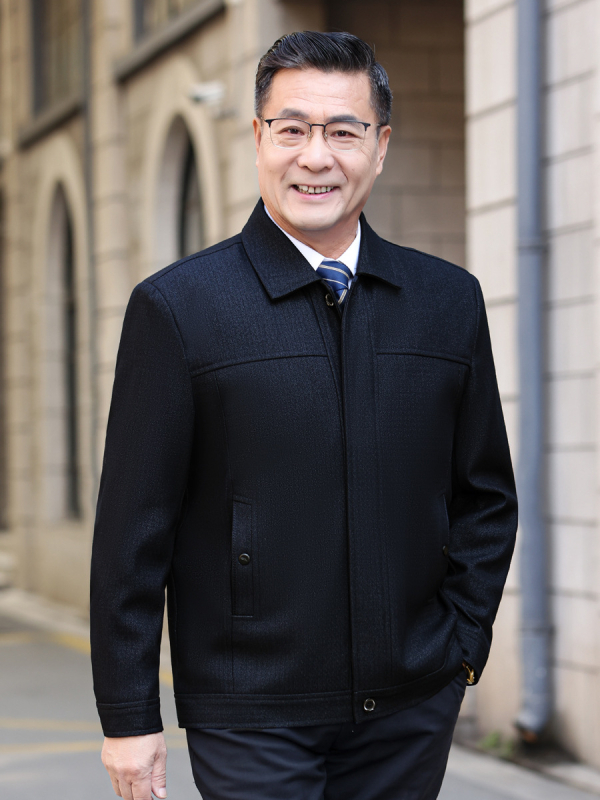 Vyrinė vidutinio ilgio striukė su apykakle-lapelė, sagų užsegimas, ilgos rankovės, visų sezonų poliesteris