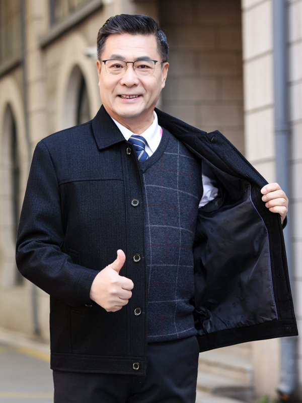 Vyrinė vidutinio ilgio striukė su apykakle-lapelė, sagų užsegimas, ilgos rankovės, visų sezonų poliesteris