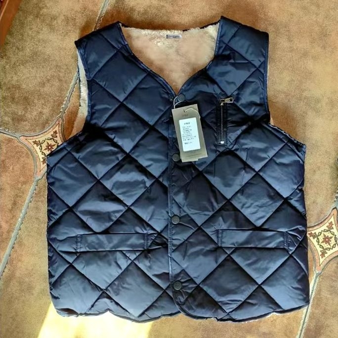 Vyrinė rudens–žiemos liemenė, stora šiluma, laisvas kirpimas, V kaklo iškirptė, trijų dimensijų kišenės