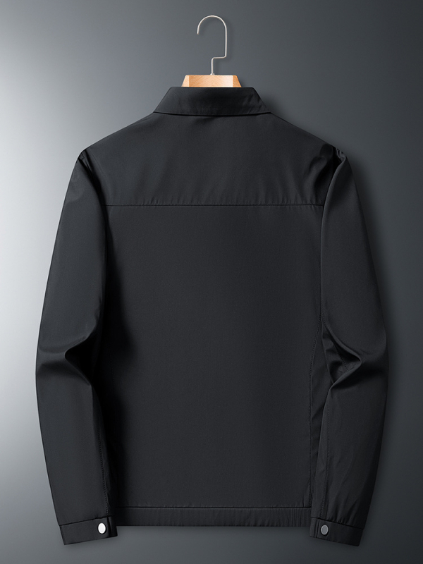 Muško sako u laganom poslovnom stilu, slim fit, ovratnik s reverom, zatvaranje na zip, vanjski materijal poliester 100%, podstava poliester 100%, pogodno za proljeće i jesen