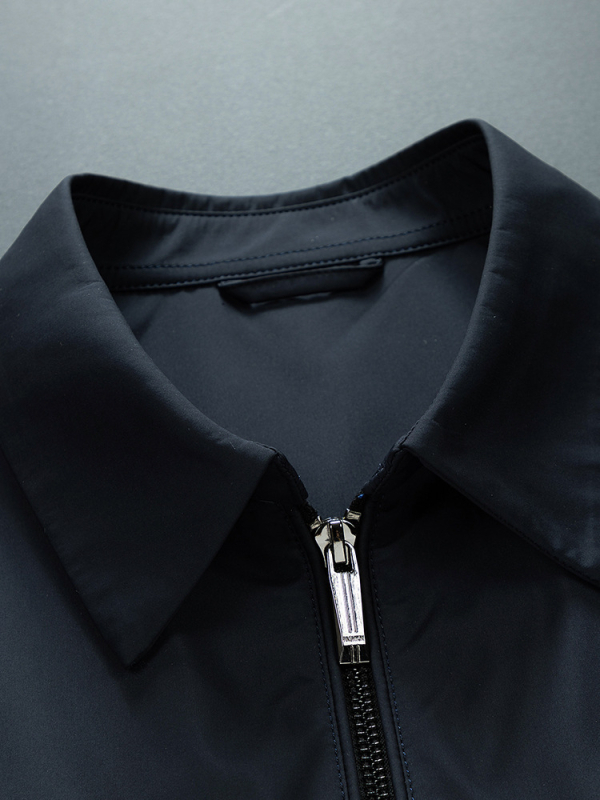 Muško sako u laganom poslovnom stilu, slim fit, ovratnik s reverom, zatvaranje na zip, vanjski materijal poliester 100%, podstava poliester 100%, pogodno za proljeće i jesen