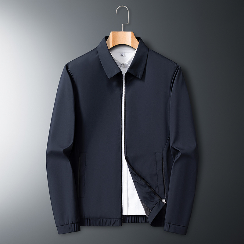 Muško sako u laganom poslovnom stilu, slim fit, ovratnik s reverom, zatvaranje na zip, vanjski materijal poliester 100%, podstava poliester 100%, pogodno za proljeće i jesen