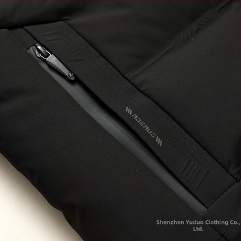 Žieminė išorinė striukė su apykakle, pamušalas iš fliso ir storinantis izoliaciją, paslėptos kišenės su patch