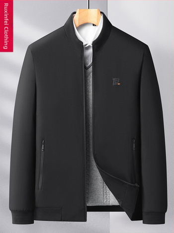 Vyrinė žieminė striukė su aukštu apykakle, flisinė įdaila, poliesteris, kišenės su užtrauktukais, vienos eilės užsegimas