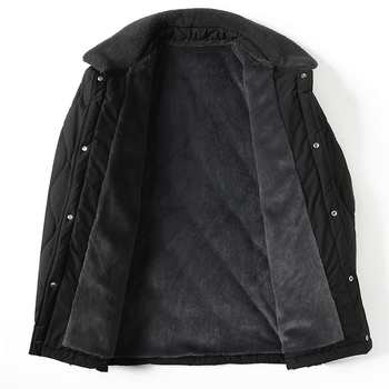 Vyrinė žieminė striukė iš poliesterio su apversta apykakle, laisvas kirpimas, ilgos rankovės, šoninės kišenės, užsegimas vienos eilės mygtukais