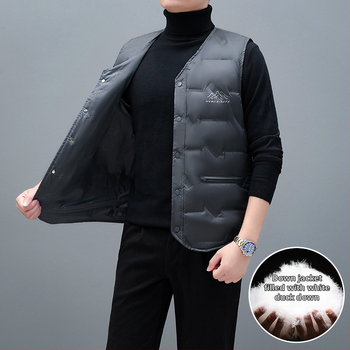 Vīriešu viegla dūnu veste ar 91–95% pūka saturu, balta pīļu pūka pildījums, ārējais materiāls poliesters, oderes 100% poliesters, V kakls, vienrindu sprādze, piemērota pavasarim, rudenim un ziemai