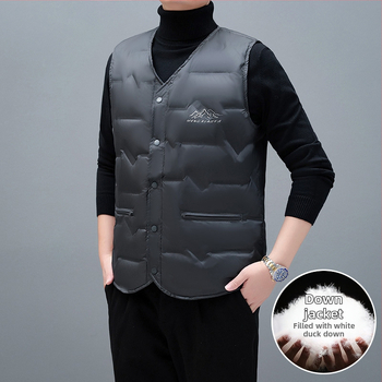 Vīriešu viegla dūnu veste ar 91–95% pūka saturu, balta pīļu pūka pildījums, ārējais materiāls poliesters, oderes 100% poliesters, V kakls, vienrindu sprādze, piemērota pavasarim, rudenim un ziemai