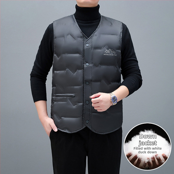 Vīriešu viegla dūnu veste ar 91–95% pūka saturu, balta pīļu pūka pildījums, ārējais materiāls poliesters, oderes 100% poliesters, V kakls, vienrindu sprādze, piemērota pavasarim, rudenim un ziemai