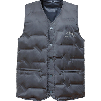 Vīriešu viegla dūnu veste ar 91–95% pūka saturu, balta pīļu pūka pildījums, ārējais materiāls poliesters, oderes 100% poliesters, V kakls, vienrindu sprādze, piemērota pavasarim, rudenim un ziemai