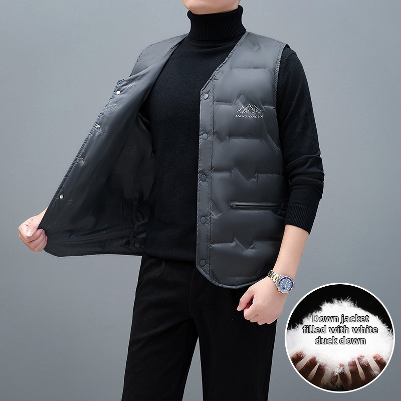 Vīriešu viegla dūnu veste ar 91–95% pūka saturu, balta pīļu pūka pildījums, ārējais materiāls poliesters, oderes 100% poliesters, V kakls, vienrindu sprādze, piemērota pavasarim, rudenim un ziemai