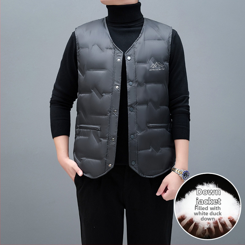 Vīriešu viegla dūnu veste ar 91–95% pūka saturu, balta pīļu pūka pildījums, ārējais materiāls poliesters, oderes 100% poliesters, V kakls, vienrindu sprādze, piemērota pavasarim, rudenim un ziemai