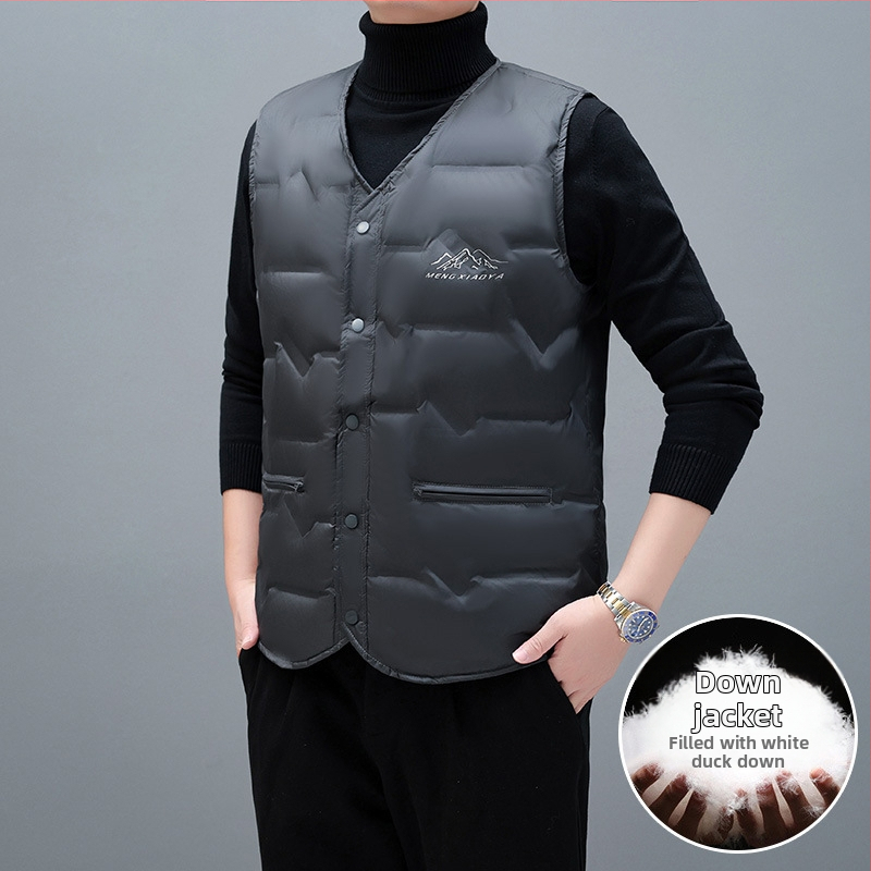 Vīriešu viegla dūnu veste ar 91–95% pūka saturu, balta pīļu pūka pildījums, ārējais materiāls poliesters, oderes 100% poliesters, V kakls, vienrindu sprādze, piemērota pavasarim, rudenim un ziemai