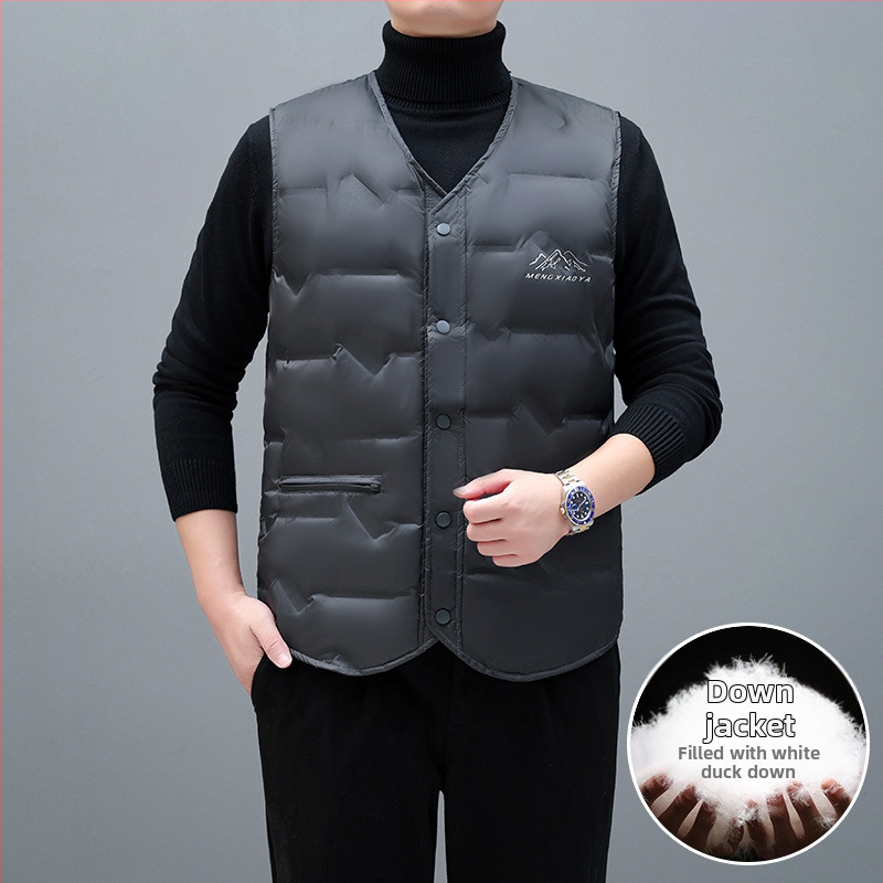 Vīriešu viegla dūnu veste ar 91–95% pūka saturu, balta pīļu pūka pildījums, ārējais materiāls poliesters, oderes 100% poliesters, V kakls, vienrindu sprādze, piemērota pavasarim, rudenim un ziemai