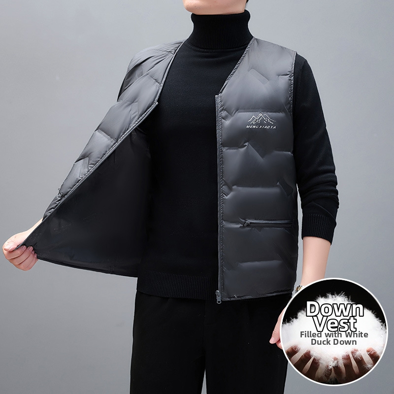 Vīriešu viegla dūnu veste ar 91–95% pūka saturu, balta pīļu pūka pildījums, ārējais materiāls poliesters, oderes 100% poliesters, V kakls, vienrindu sprādze, piemērota pavasarim, rudenim un ziemai