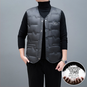 Vīriešu pūka veste, vienkārša kardigāna stila; pūkas saturs: 91–95%; ārējā auduma sastāvs: poliesters; oderējums: 100% poliesters; V kakla atvērums; bez kapuces; sezonas: pavasaris rudens ziema