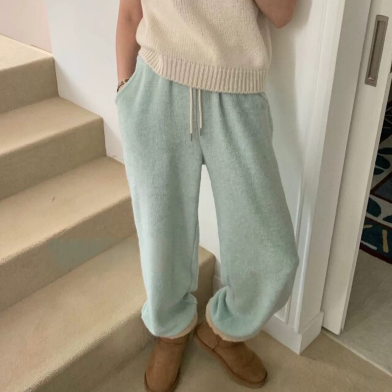 Casual hlače od pamuka, širokog kroja, opušten minimalistički stil, gust materijal, zima 2025