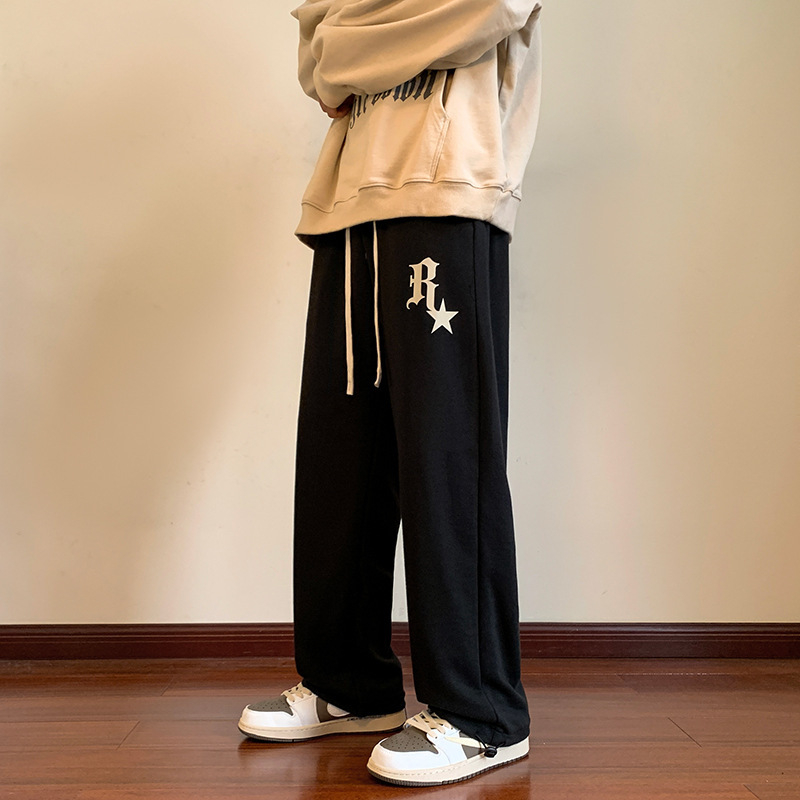 Muške sweatpants u Hong Kong stilu, ravni kroj, srednji pojas, vezanje vrpcom, mikroelastičnost, 95% poliester, smjesa kemijskih vlakana